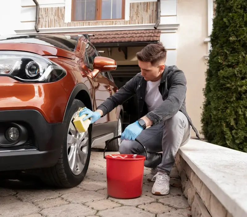 Lavage auto à domicile Saint-Laurent-de-Neste : professionnel intervenant sur un véhicule